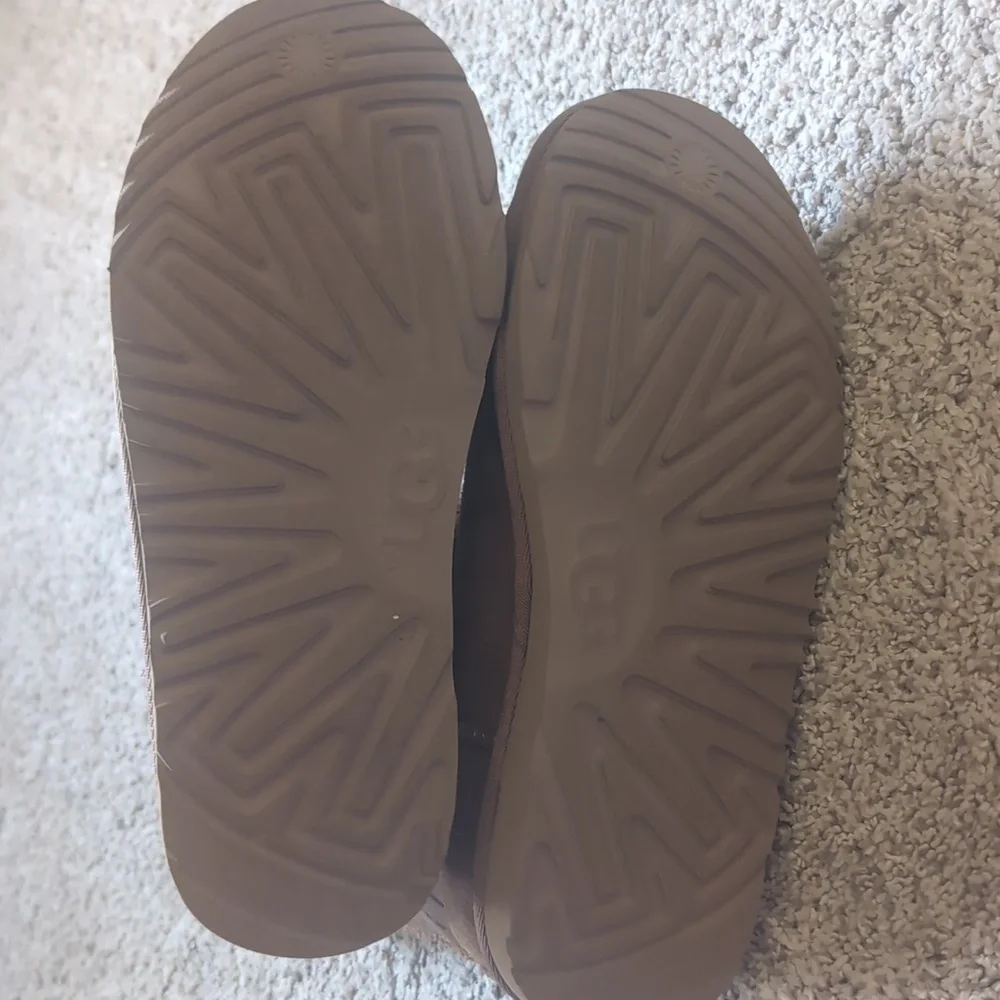 Ugg classic Short 2 Beige‎ logo Boots. Size 6
